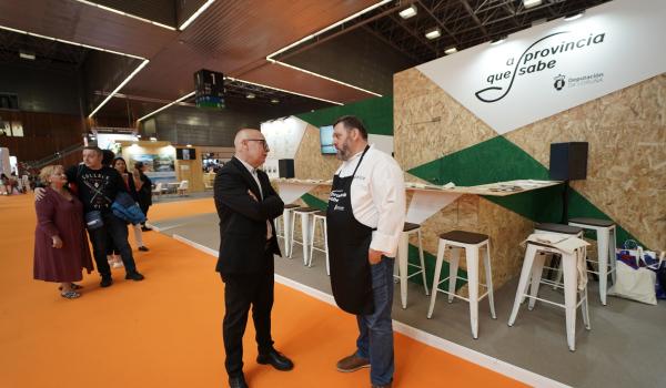 Xosé Regueira, vicepresidente da Deputación, e Miguel Mosteiro de Gastrolab Arousa